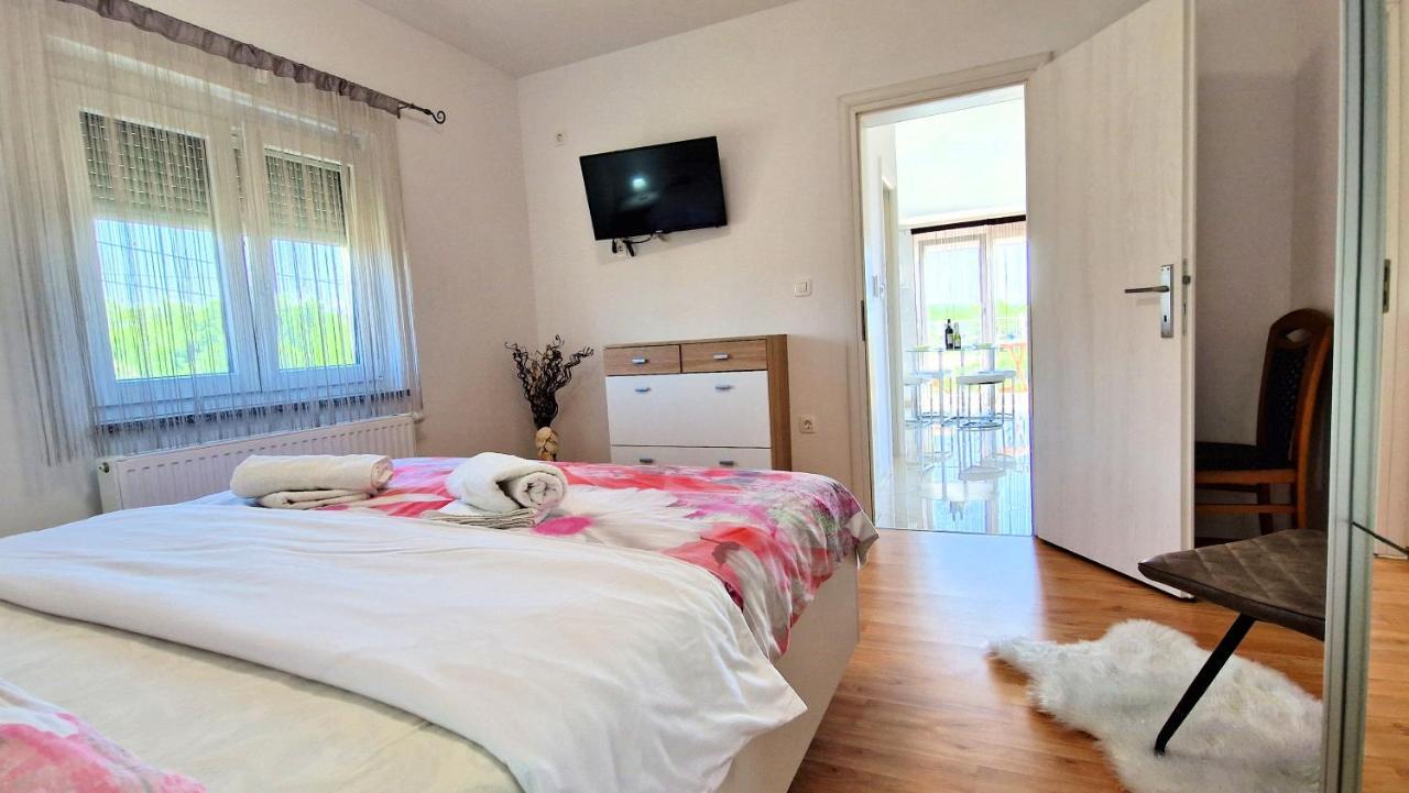 Apartments Pinezic Skrbčići Εξωτερικό φωτογραφία